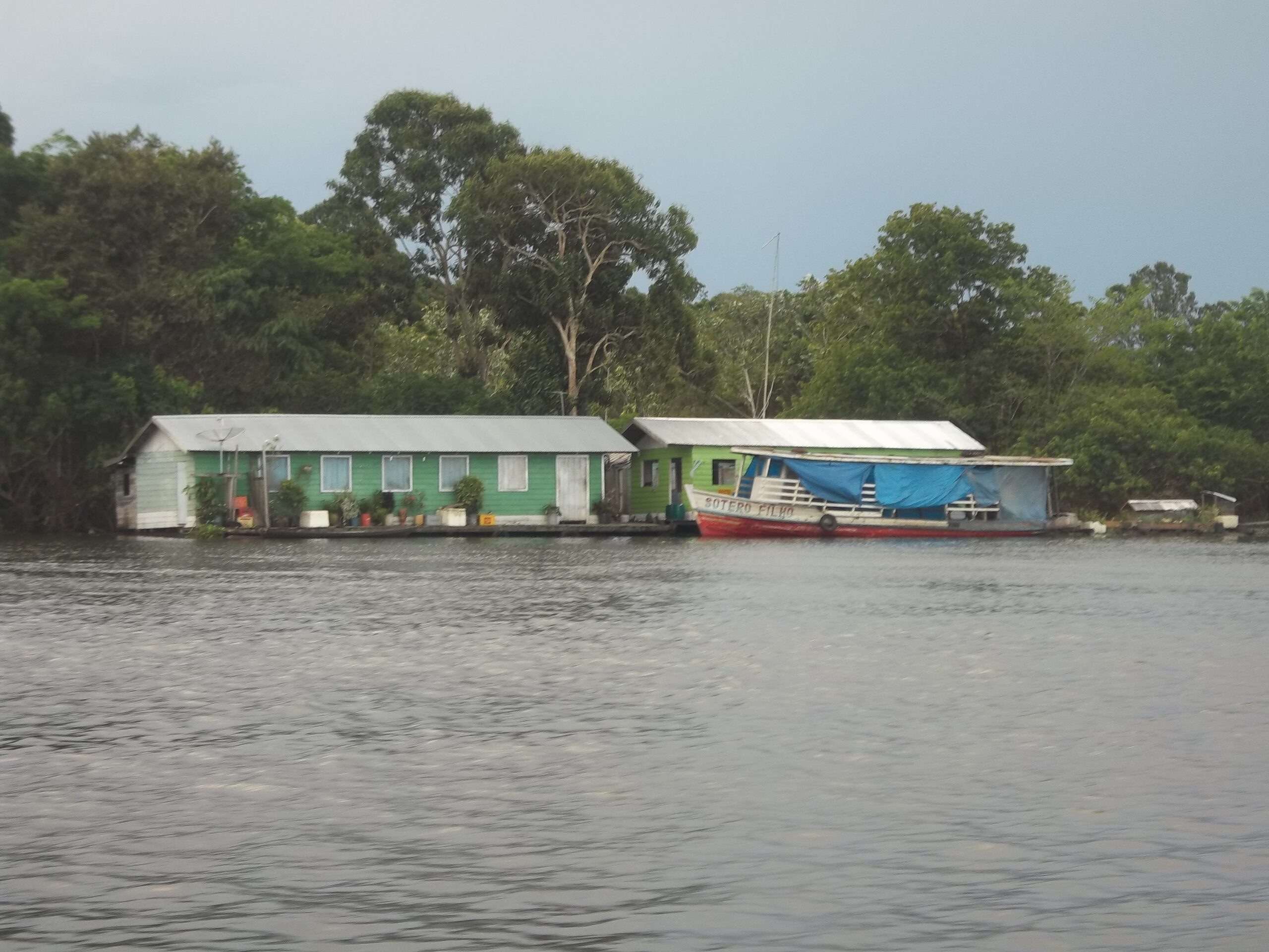 Vida Ribeirinha no Rio Negro: Como é Morar em uma Casa Flutuante na Amazônia